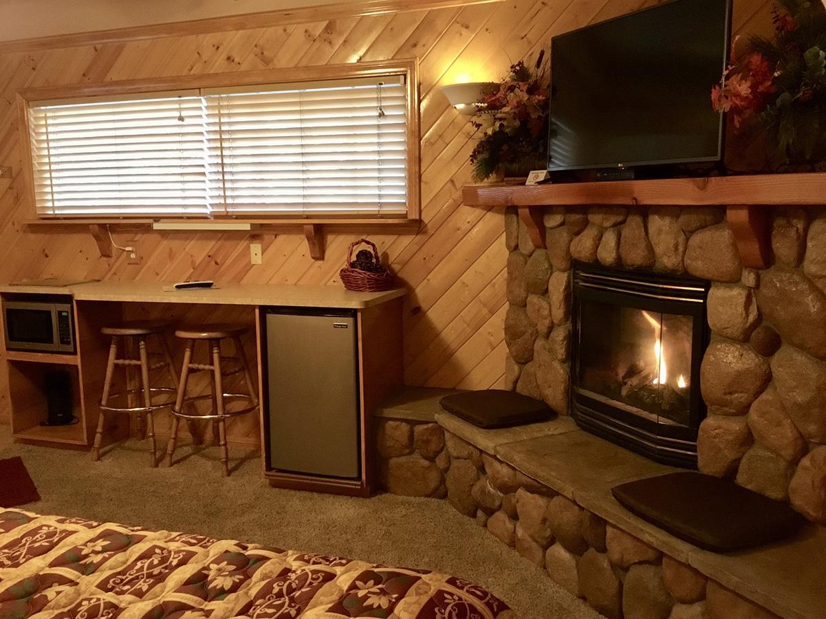 Giant Oaks Lodge Running Springs Экстерьер фото