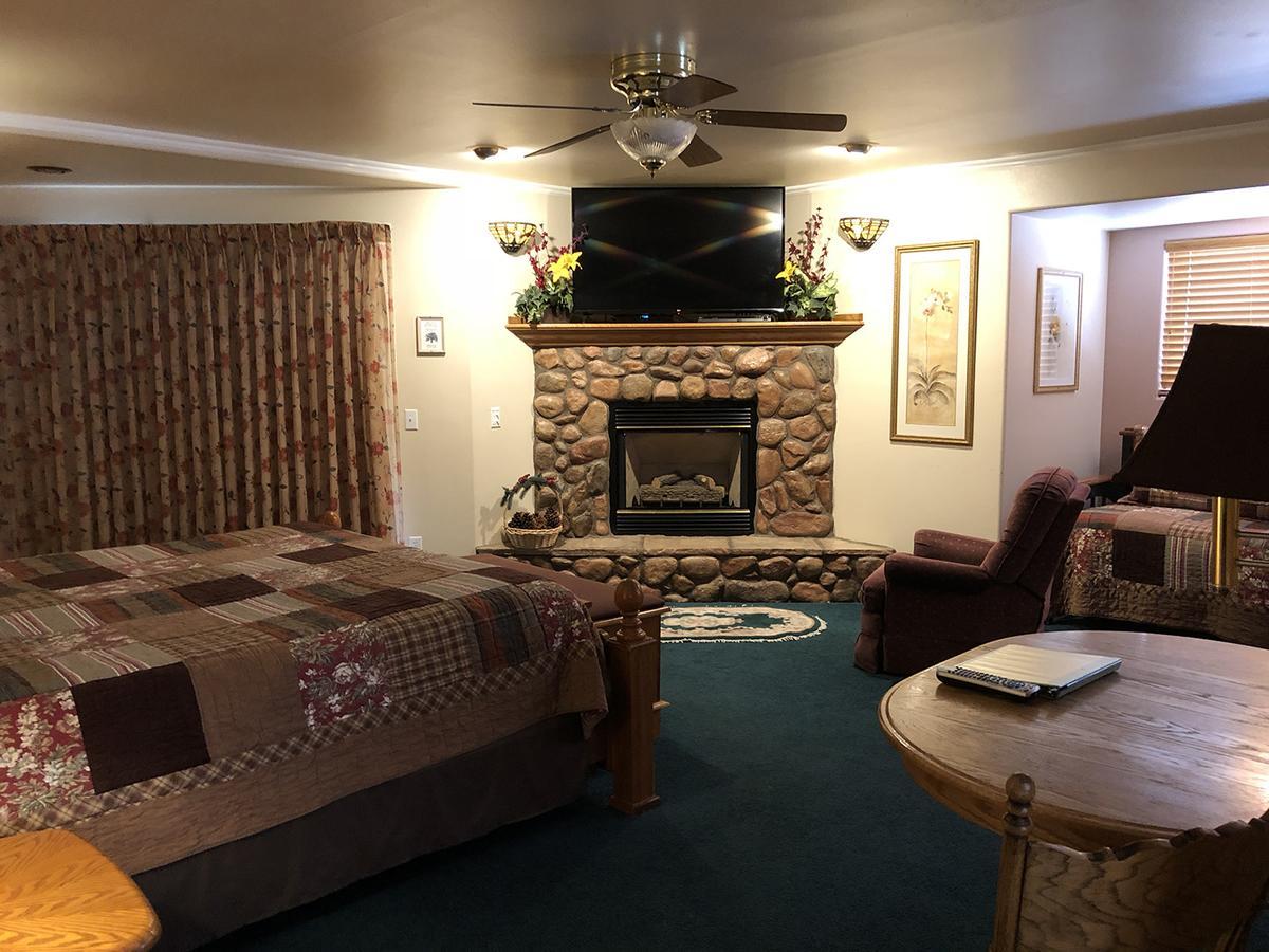 Giant Oaks Lodge Running Springs Экстерьер фото